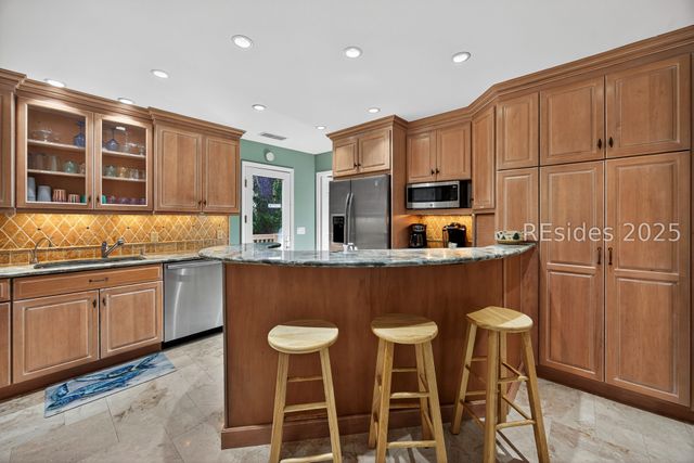 8 Pine Ct, Hilton Head Island, SC 29928