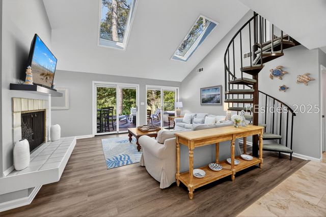 8 Pine Ct, Hilton Head Island, SC 29928