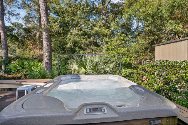 8 Pine Ct, Hilton Head Island, SC 29928