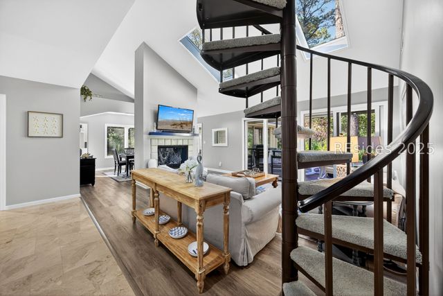 8 Pine Ct, Hilton Head Island, SC 29928