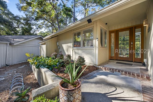 8 Pine Ct, Hilton Head Island, SC 29928