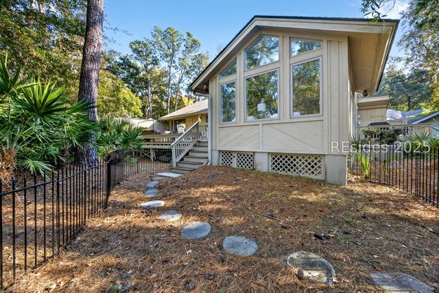 8 Pine Ct, Hilton Head Island, SC 29928