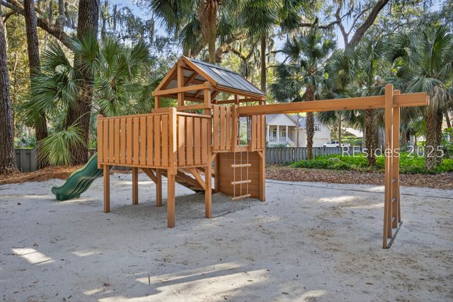 8 Pine Ct, Hilton Head Island, SC 29928