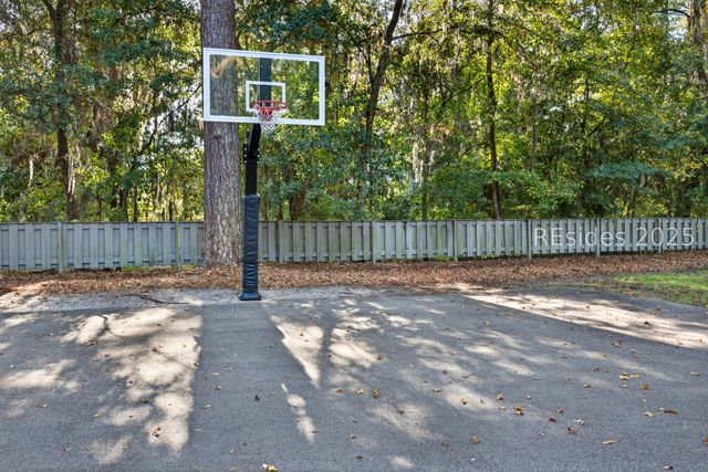 8 Pine Ct, Hilton Head Island, SC 29928