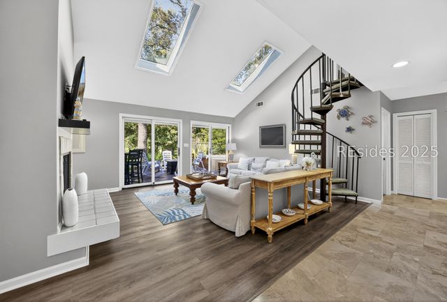 8 Pine Ct, Hilton Head Island, SC 29928