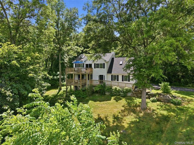 15 Meadow Drive, Red Hook, NY 12571