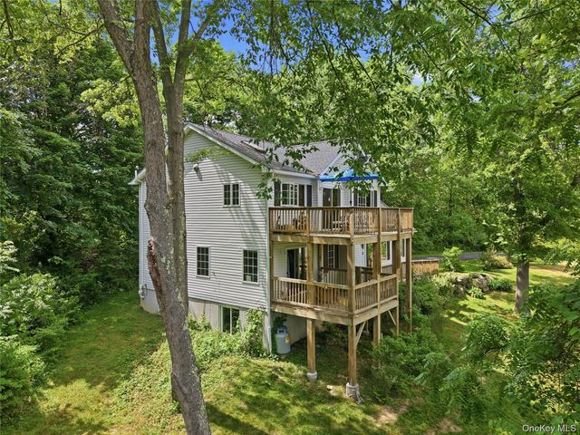 15 Meadow Drive, Red Hook, NY 12571
