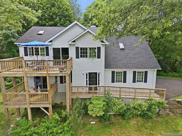 15 Meadow Drive, Red Hook, NY 12571