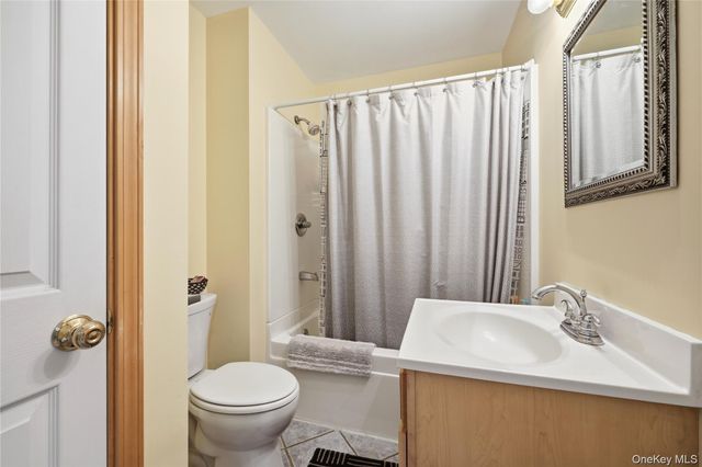 15 Meadow Drive, Red Hook, NY 12571