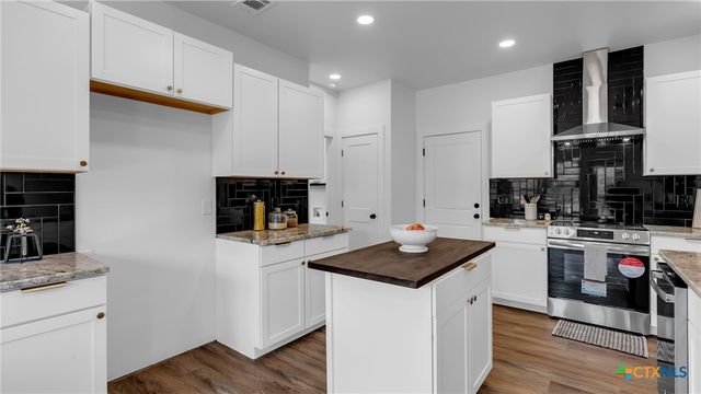 105 Chesterfield Drive, Kingsland, TX 78639