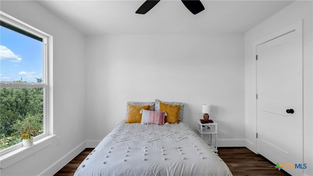 105 Chesterfield Drive, Kingsland, TX 78639