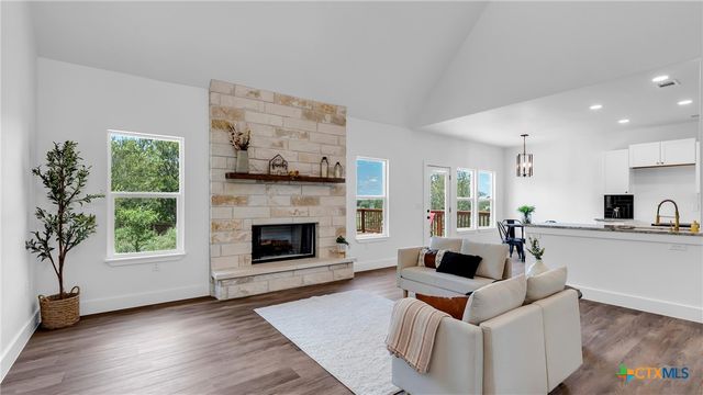 105 Chesterfield Drive, Kingsland, TX 78639