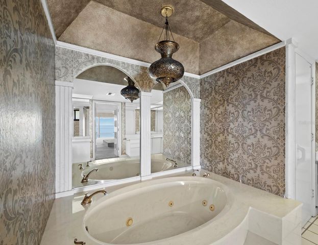 4712 OCEAN BOULEVARD W10, Sarasota, FL 34242