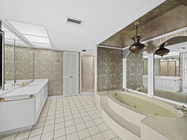 4712 OCEAN BOULEVARD W10, Sarasota, FL 34242