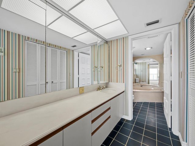 4712 OCEAN BOULEVARD W10, Sarasota, FL 34242