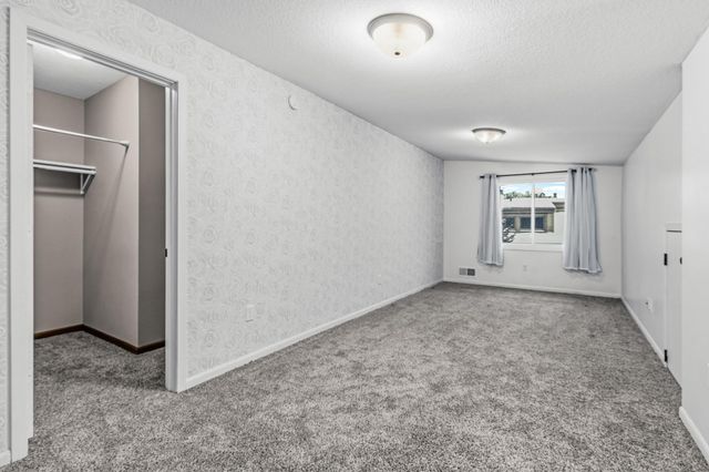 5527 E Bavarian Pass, Fridley, MN 55432