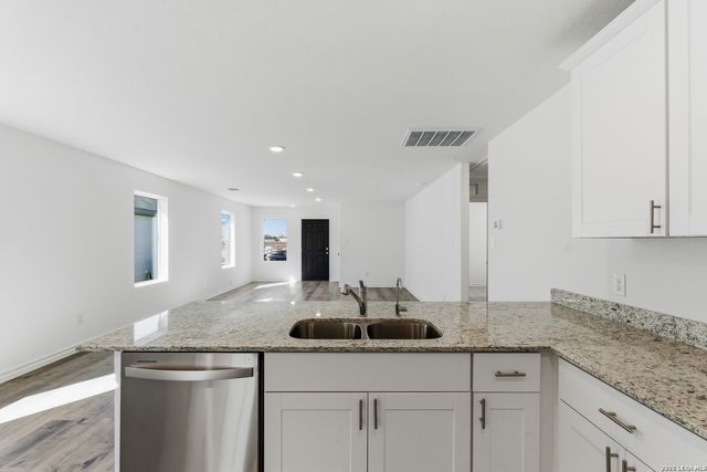 1242 LOS MOCHIS AVENUE, Converse, TX 78109