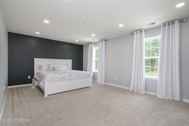 15 Half Hitch Road, Barnegat, NJ 08005