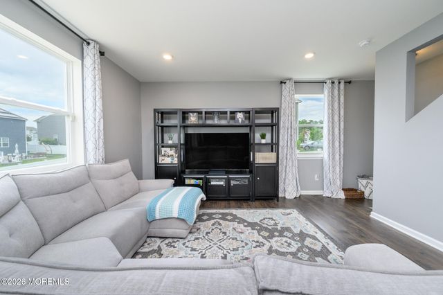 15 Half Hitch Road, Barnegat, NJ 08005