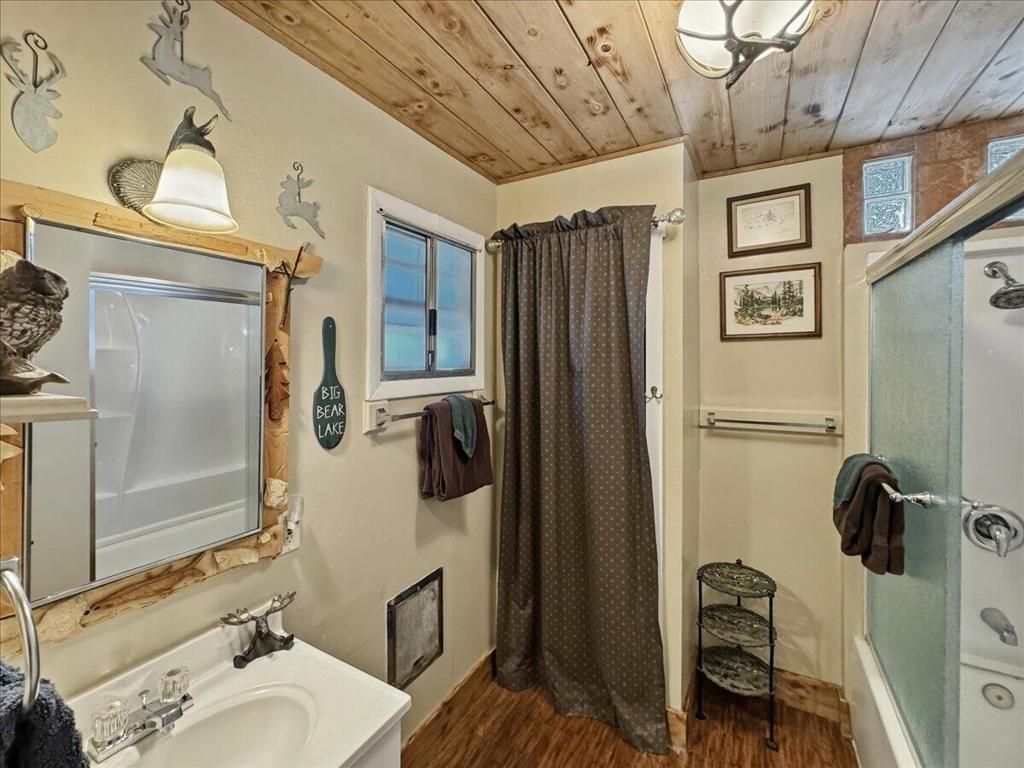 Image 15 of property listing at 450 Georgia Street, Big Bear, CA 92315