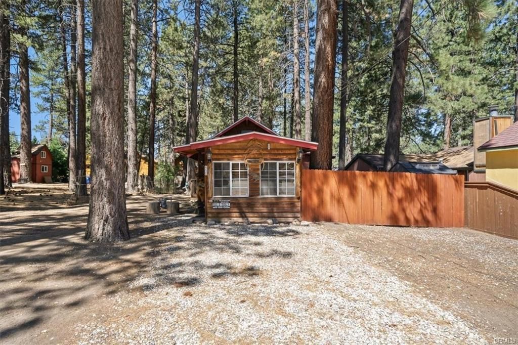Image 20 of property listing at 450 Georgia Street, Big Bear, CA 92315