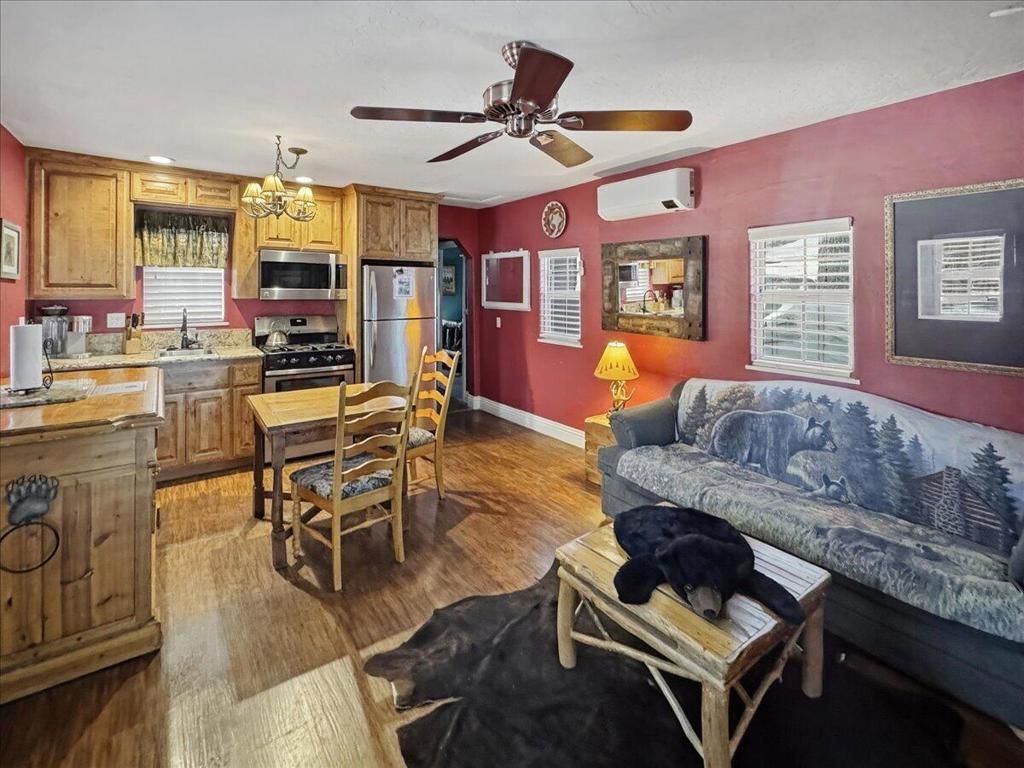 Image 5 of property listing at 450 Georgia Street, Big Bear, CA 92315