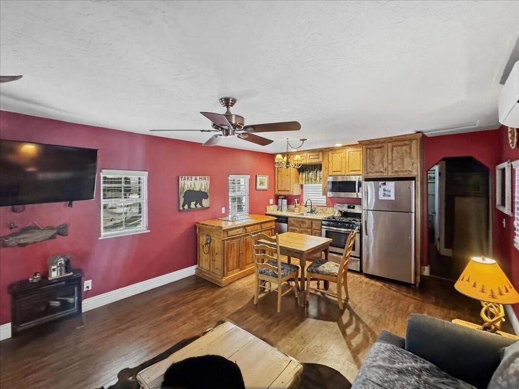 Image 6 of property listing at 450 Georgia Street, Big Bear, CA 92315