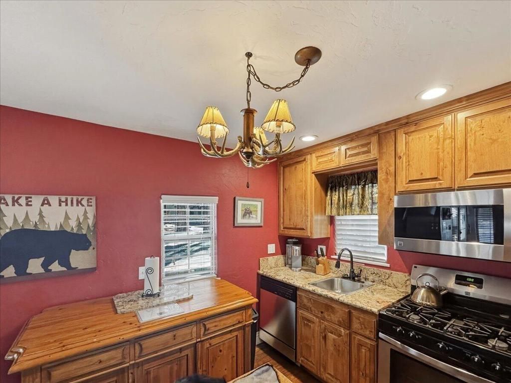 Image 8 of property listing at 450 Georgia Street, Big Bear, CA 92315