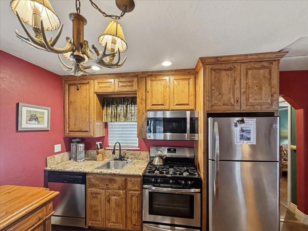 Image 9 of property listing at 450 Georgia Street, Big Bear, CA 92315