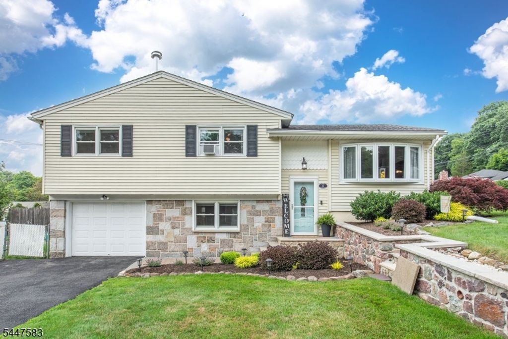 4 Amendola Dr, Netcong Boro, NJ 07857