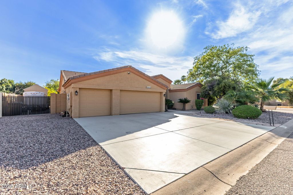 Image 2 of property listing at 4345 E ANNETTE Drive, Phoenix, AZ 85032