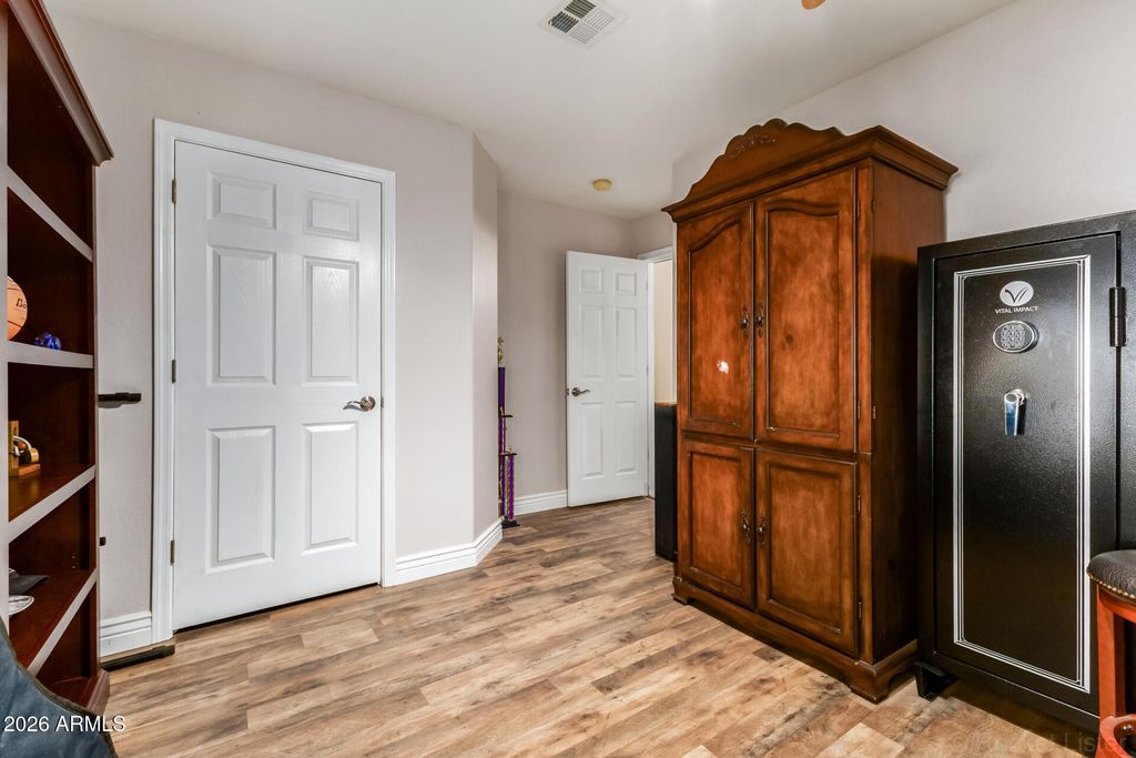 Image 20 of property listing at 4345 E ANNETTE Drive, Phoenix, AZ 85032