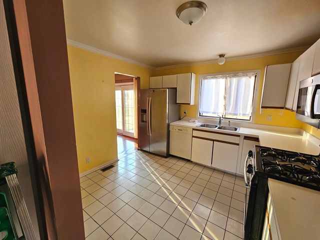 145 Abbeywood Circle, Streamwood, IL 60107