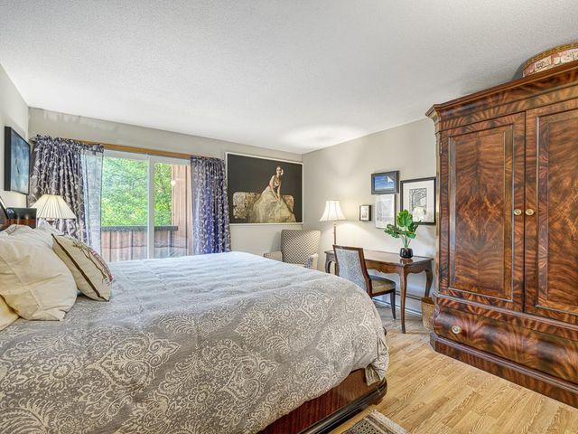 2220 Midland Grove Road 202, Roseville, MN 55113