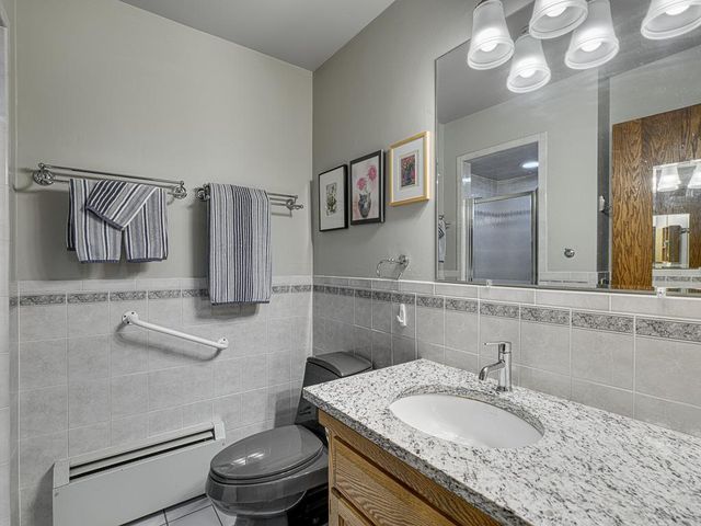 2220 Midland Grove Road 202, Roseville, MN 55113