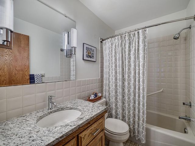 2220 Midland Grove Road 202, Roseville, MN 55113