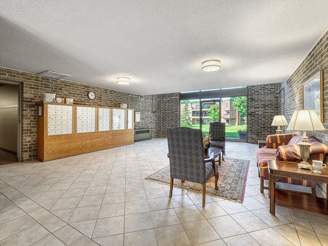 2220 Midland Grove Road 202, Roseville, MN 55113