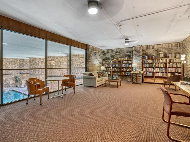 2220 Midland Grove Road 202, Roseville, MN 55113