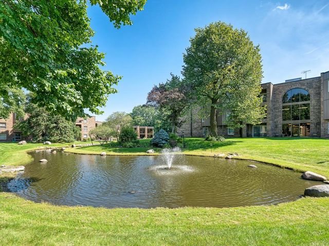 2220 Midland Grove Road 202, Roseville, MN 55113