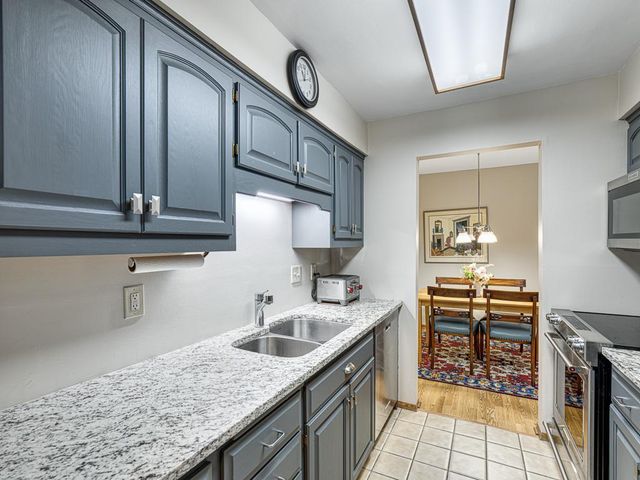 2220 Midland Grove Road 202, Roseville, MN 55113