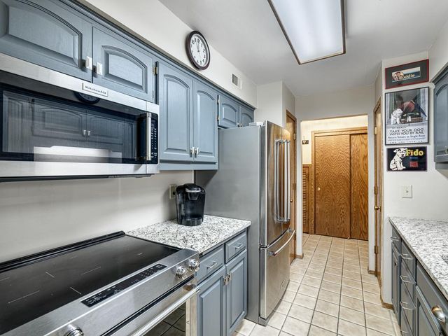 2220 Midland Grove Road 202, Roseville, MN 55113