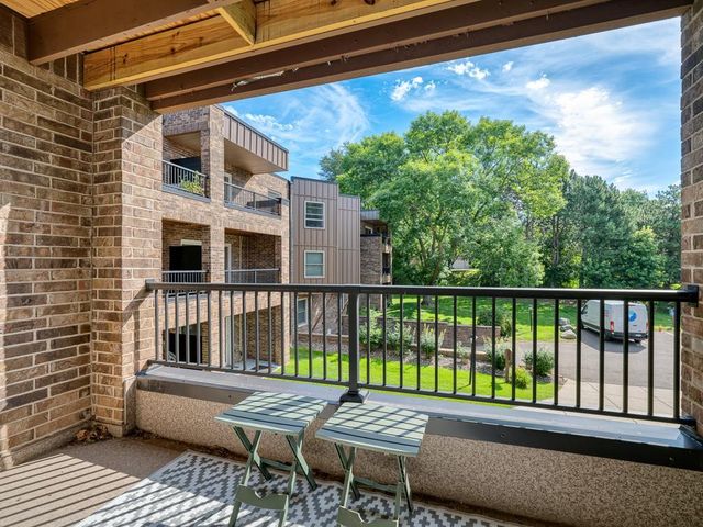 2220 Midland Grove Road 202, Roseville, MN 55113