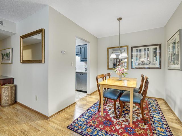 2220 Midland Grove Road 202, Roseville, MN 55113