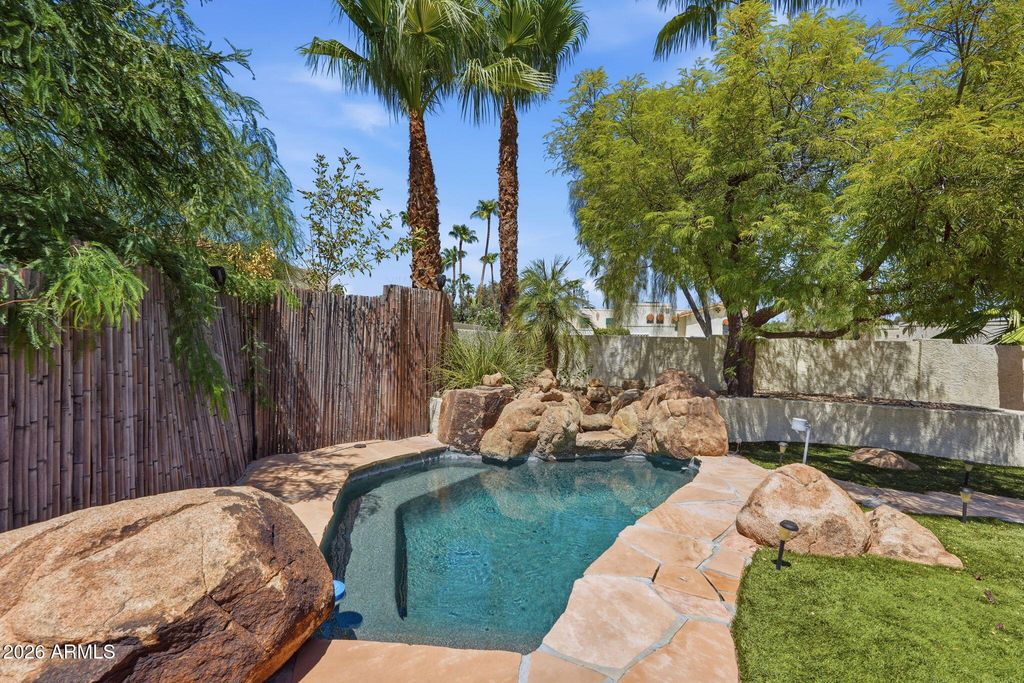 1915 E LINGER Lane, Phoenix, AZ 85020 — photo 4