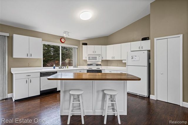 6335 Stonehearth Pass, Grand Blanc, MI 48439