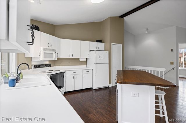 6335 Stonehearth Pass, Grand Blanc, MI 48439