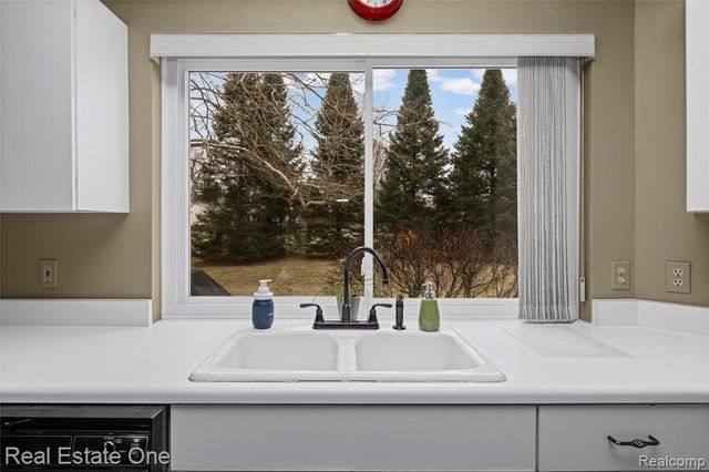 6335 Stonehearth Pass, Grand Blanc, MI 48439