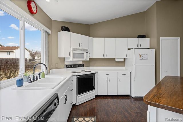 6335 Stonehearth Pass, Grand Blanc, MI 48439