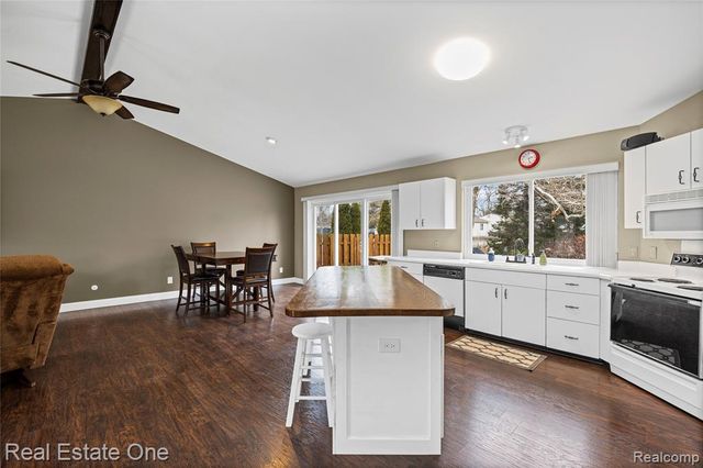 6335 Stonehearth Pass, Grand Blanc, MI 48439