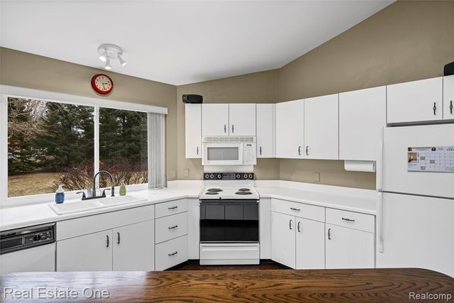 6335 Stonehearth Pass, Grand Blanc, MI 48439